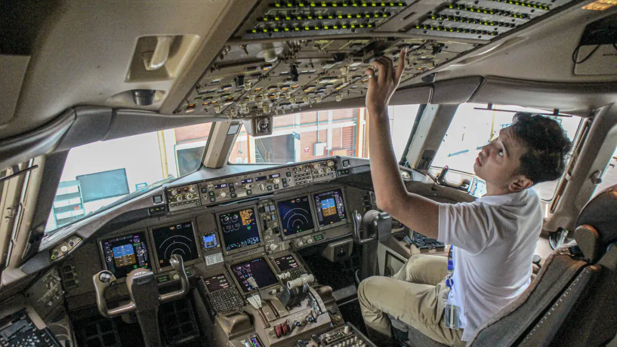 Kru darat mengecek kesiapan pesawat Garuda Indonesia di GMF AeorAsia, Bandara Soekarnk-Hatta, Tangerang, Rabu (15/04/2026). (Hanung Hambara/Jawa Pos)