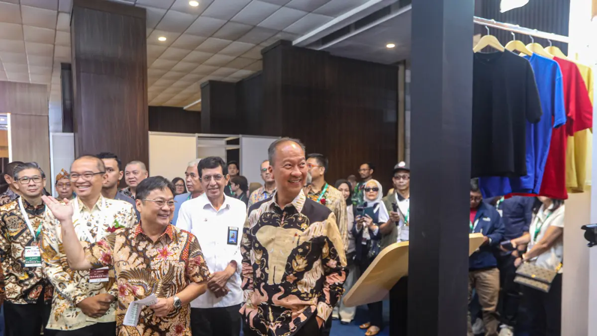 Menteri Perindustrian Agus Gumiwang Kartasasmita (kanan) di dampingi Ketua Umum API Jemmy Kartiwa Sastraatmadja (kedua kanan) meninjau pameran Indo Intertex & Inatex 2026 di JIExpo Kemayoran, Jakarta, Rabu (15/4/2026). (Salman Toyibi/Jawa Pos)