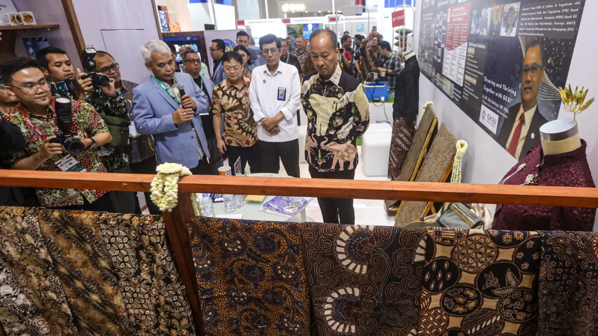 Menteri Perindustrian Agus Gumiwang Kartasasmita (kanan) meninjau pameran Indo Intertex & Inatex 2026 di JIExpo Kemayoran, Jakarta, Rabu (15/4/2026). (Salman Toyibi/Jawa Pos)
