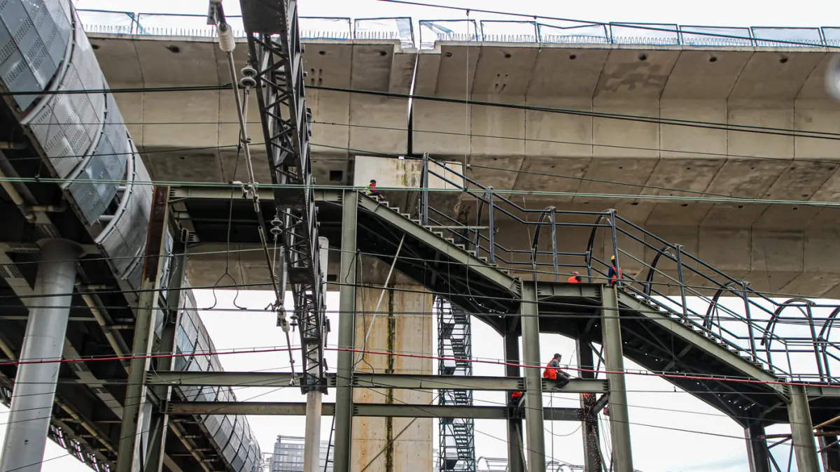 Pekerja beraktifitas di proyek pembangunan stasiun Jakarta International Stadium (JIS) di Jakarta, Selasa (14/04/2026). (Hanung Hambara/Jawa Pos)