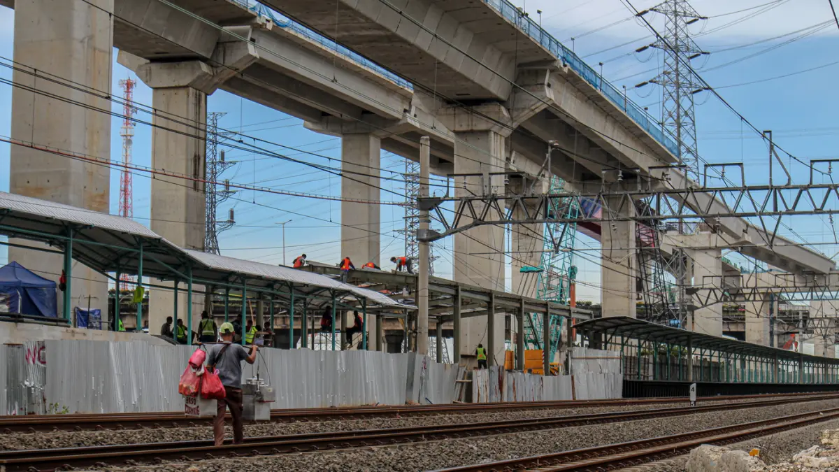 Pekerja beraktifitas di proyek pembangunan stasiun Jakarta International Stadium (JIS) di Jakarta, Selasa (14/04/2026). (Hanung Hambara/Jawa Pos)