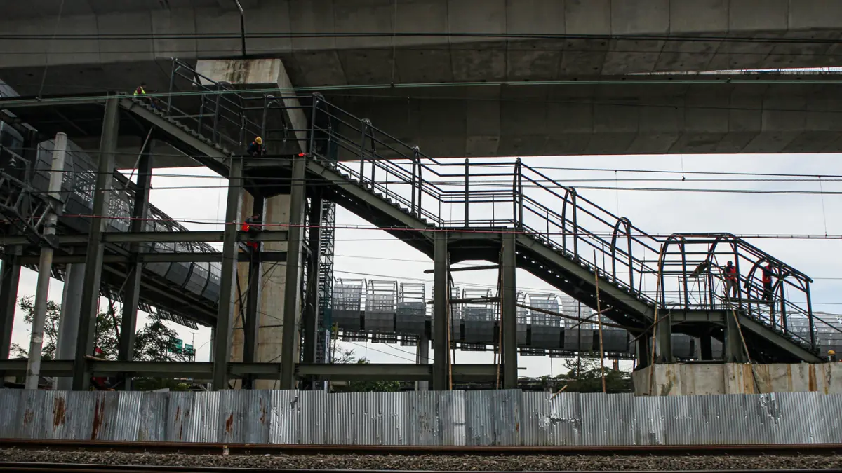 Pekerja beraktifitas di proyek pembangunan stasiun Jakarta International Stadium (JIS) di Jakarta, Selasa (14/04/2026). (Hanung Hambara/Jawa Pos)