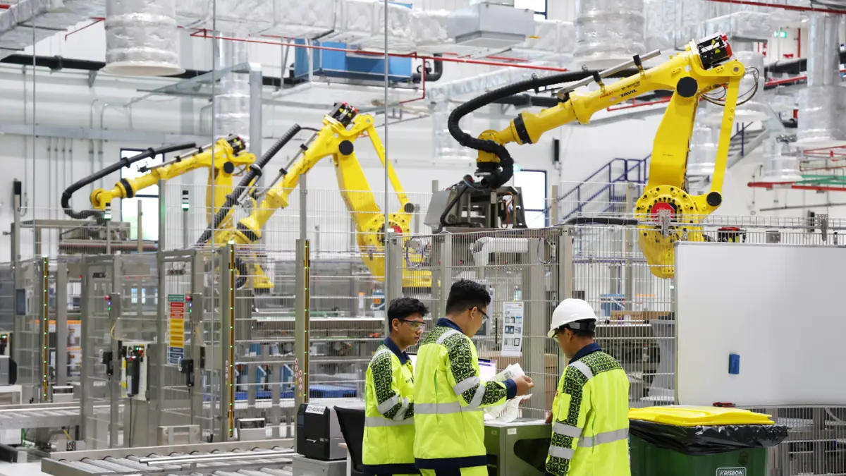 Pekerja menyelesaikan proses produksi cat di pabrik industri manufaktur di Cikarang, Kabupaten Bekasi, Jawa Barat, Rabu (15/4/2026).