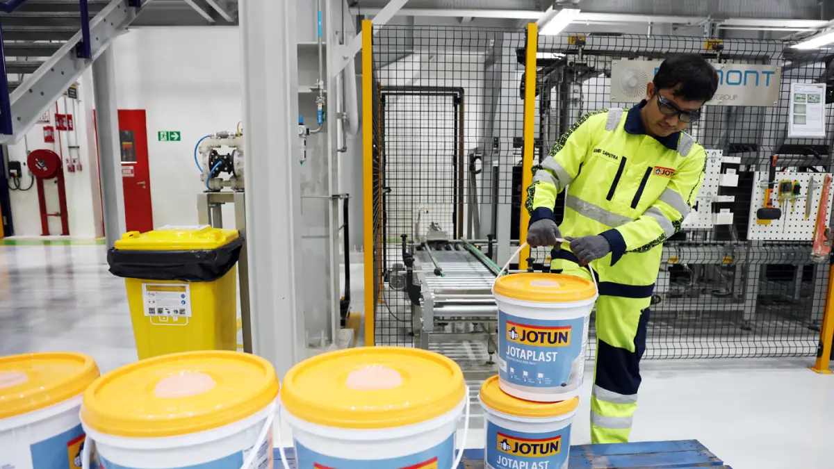 Pekerja menyelesaikan proses produksi cat di pabrik industri manufaktur di Cikarang, Kabupaten Bekasi, Jawa Barat, Rabu (15/4/2026).