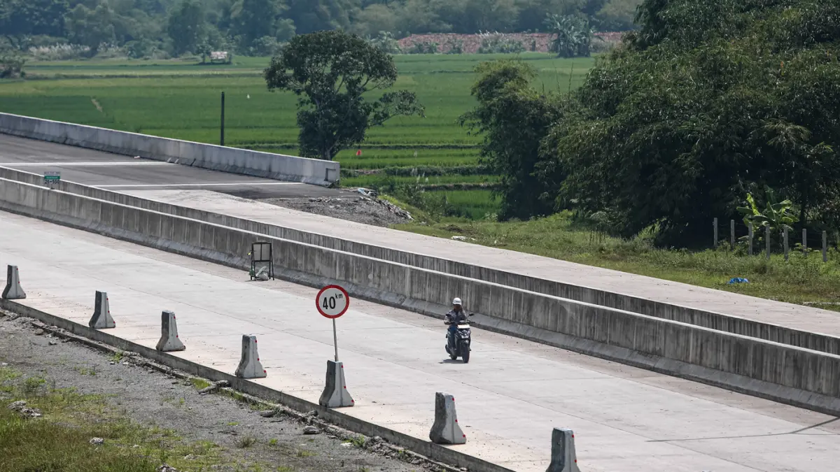 Pekerja menyelesaikan proyek jalan Tol Jakarta-Cikampek (Japek) II Selatan di Kabupaten Bekasi, Jawa Barat, Senin (13/4/2026). (Salman Toyibi/Jawa Pos)