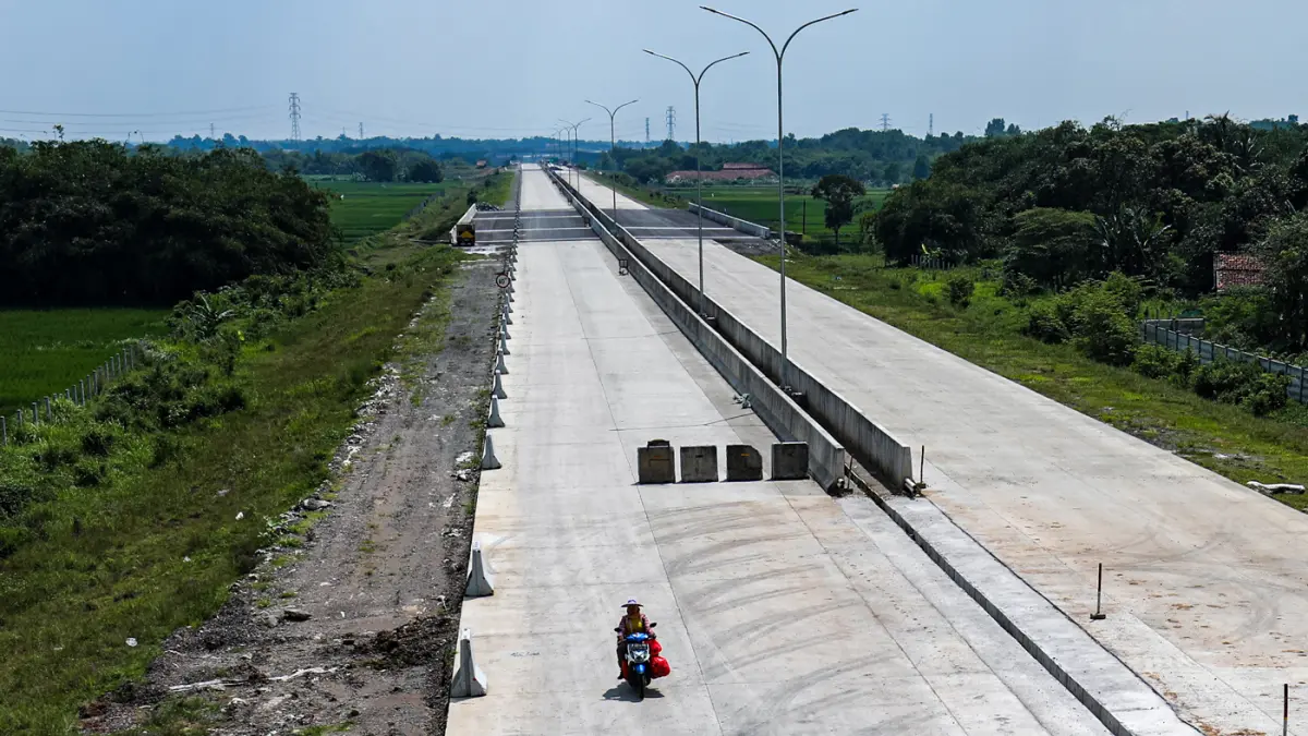 Pekerja menyelesaikan proyek jalan Tol Jakarta-Cikampek (Japek) II Selatan di Kabupaten Bekasi, Jawa Barat, Senin (13/4/2026). (Salman Toyibi/Jawa Pos)