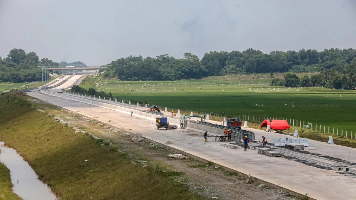 Pekerja menyelesaikan proyek jalan Tol Jakarta-Cikampek (Japek) II Selatan di Kabupaten Bekasi, Jawa Barat, Senin (13/4/2026). (Salman Toyibi/Jawa Pos)
