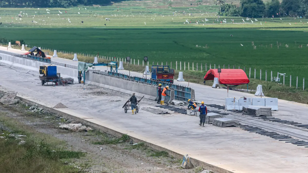 Pekerja menyelesaikan proyek jalan Tol Jakarta-Cikampek (Japek) II Selatan di Kabupaten Bekasi, Jawa Barat, Senin (13/4/2026). (Salman Toyibi/Jawa Pos)