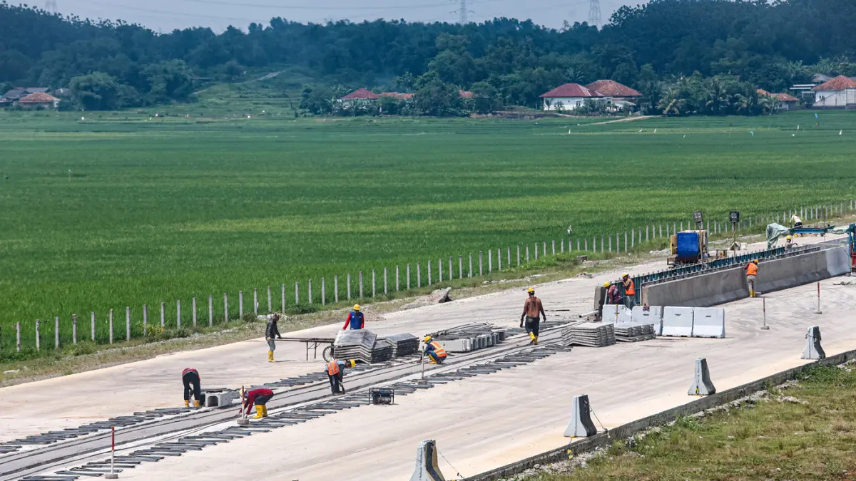 Pekerja menyelesaikan proyek jalan Tol Jakarta-Cikampek (Japek) II Selatan di Kabupaten Bekasi, Jawa Barat, Senin (13/4/2026). (Salman Toyibi/Jawa Pos)
