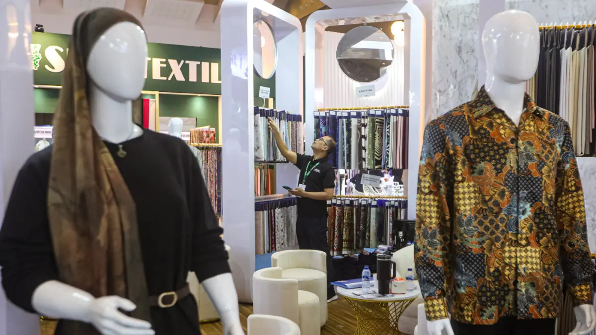 Pengunjung melihat produk yang di pamerkan pada Indo Intertex & Inatex 2026 di JIExpo Kemayoran, Jakarta, Rabu (15/4/2026). (Salman Toyibi/Jawa Pos)