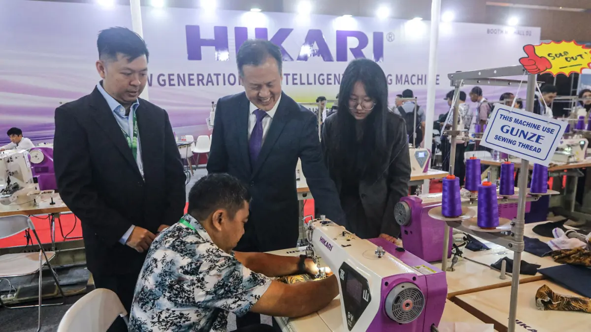 Director Hikari Wu Liang Jie (tengah) bersama Marketing General Manager PT. Brothersindo saudara sejati Pratama Tanada (kiri) meninjau stand Hikari pada pameran Indo Intertex & Inatex 2026 di JIExpo Kemayoran, Jakarta, Kamis (16/4/2026). (Salman Toyibi/Ja