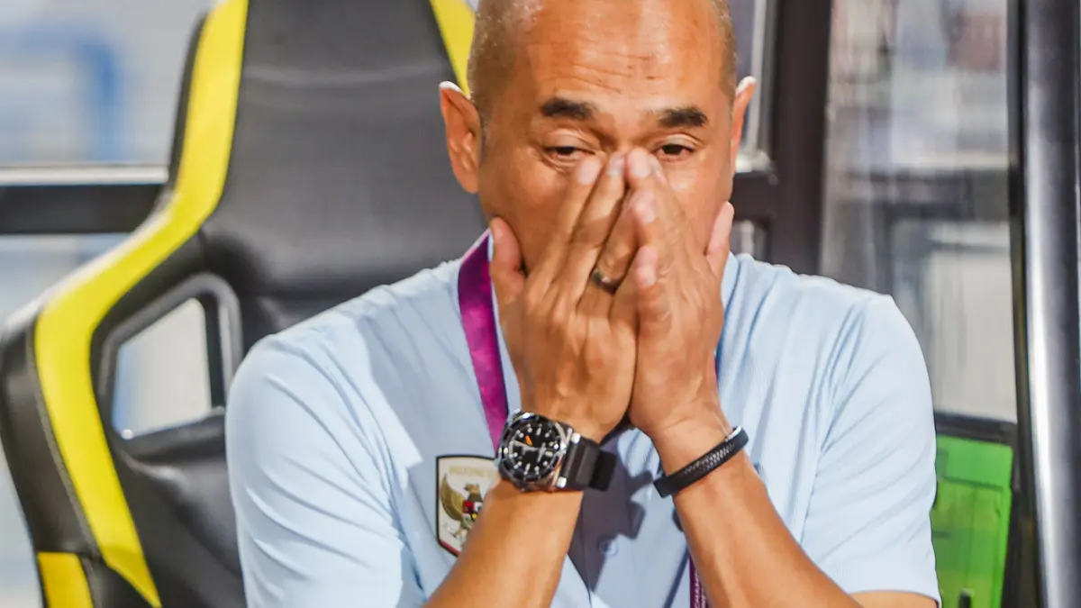 Ekspresi Pelatih Timnas Indonesia U-17, Kurniawan saat menyaksikan anak asuhnya melawan Malaysia U-17 dalam ASEAN U-17 Boys Championship di Stadion Gelora Joko Samudro, Gresik, Kamis (16/4) malam. (Riana Setiawan/ Jawa Pos)