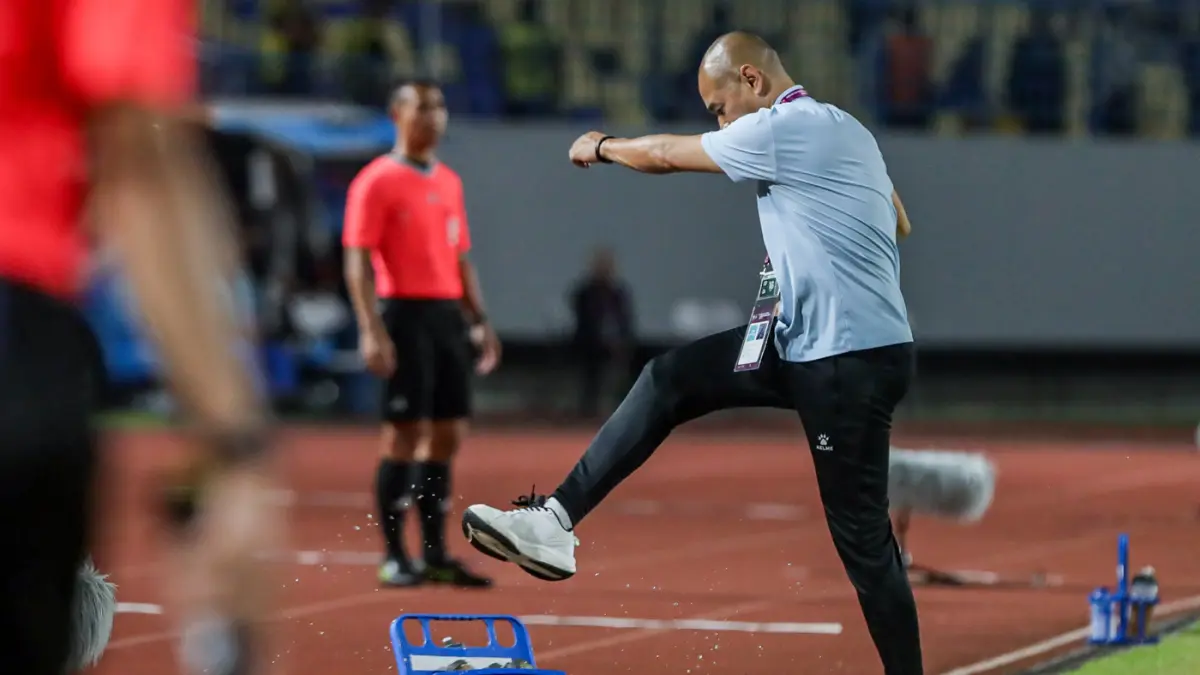 Ekspresi Pelatih Timnas Indonesia U-17, Kurniawan saat menyaksikan anak asuhnya melawan Malaysia U-17 dalam ASEAN U-17 Boys Championship di Stadion Gelora Joko Samudro, Gresik, Kamis (16/4) malam. (Riana Setiawan/ Jawa Pos)