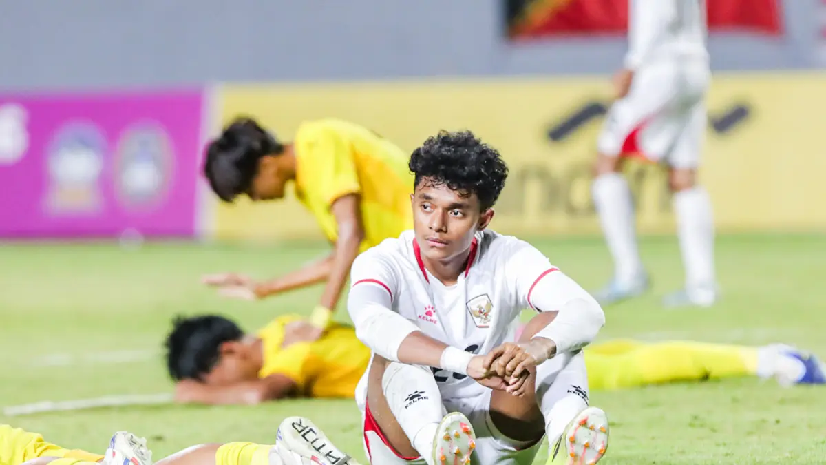 Ekspresi Pemain Timnas Indonesia U-17, Chico Jericho usai dikalahkan Malaysia U-17 dalam ASEAN U-17 Boys Championship di Stadion Gelora Joko Samudro, Gresik, Kamis (16/4) malam. (Riana Setiawan/ Jawa Pos)