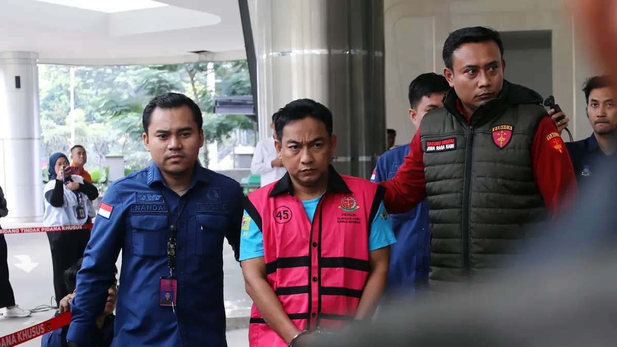 Ketua Ombudsman RI 2026 - 2031 Hery Susanto seusai menjalani pemeriksaan dan penetapan tersangka di Gedung Bundar Jampidsus Kejaksaan Agung, Jakarta, Kamis (16/4/2026). (Dery Ridwansah/ JawaPos.com)