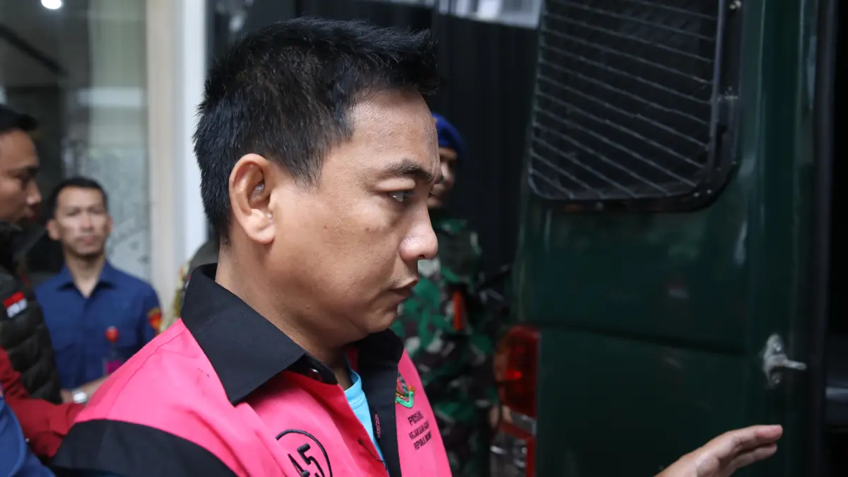 Ketua Ombudsman RI 2026 - 2031 Hery Susanto seusai menjalani pemeriksaan dan penetapan tersangka di Gedung Bundar Jampidsus Kejaksaan Agung, Jakarta, Kamis (16/4/2026). (Dery Ridwansah/ JawaPos.com)