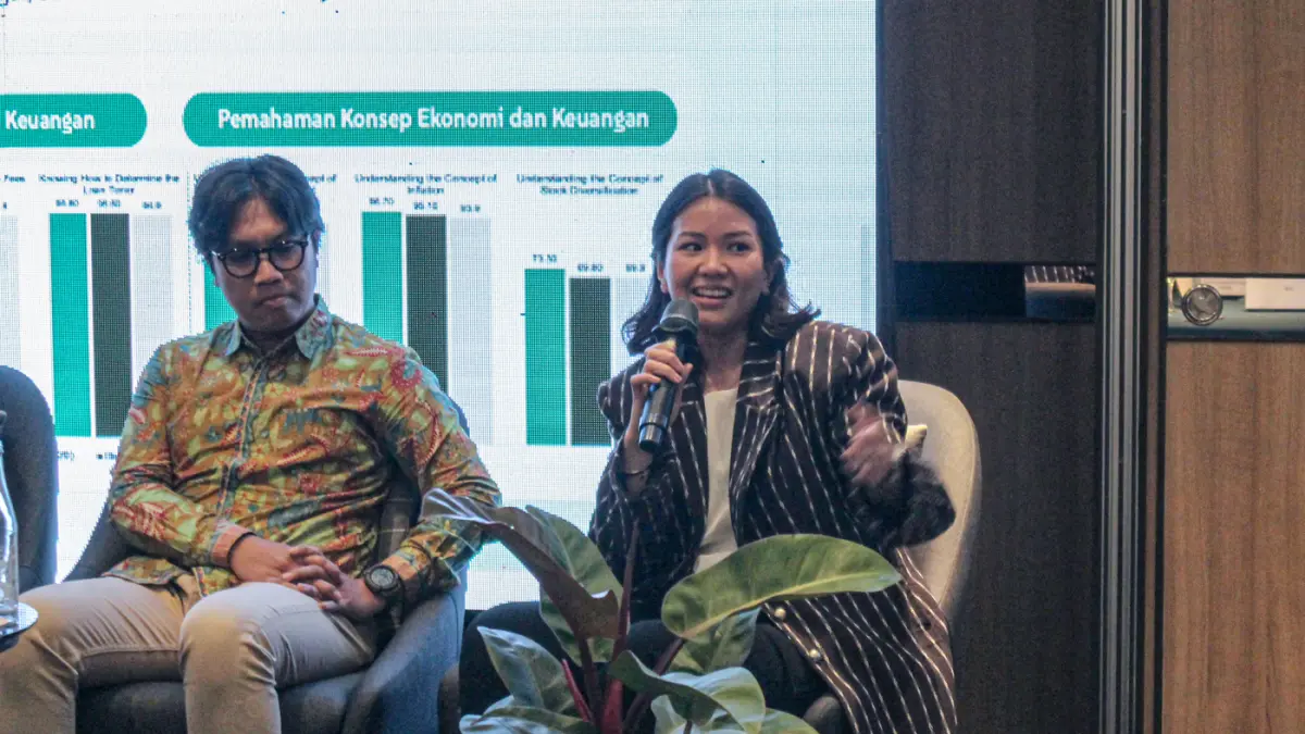 Ketum ADIGSI Firlie Ganindutoberbincang (kanan) dalam acara Eksekutif Policy Forum Kolaboratif Penanganan Fraud dan Scam Digital di Jakarta, Kamis (16/04/2026). (Hanung Hambara/Jawa Pos)