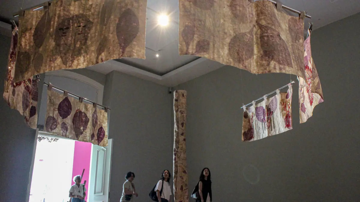 Pengunjung melihat karya Citra Sasmita dan Cinta Bumi Artisan yang berjudul Fibers of Time saat Pameran Indonesian Women Artist #4: On The Map di Galeri Nasional Indonesia, Jakarta, Kamis (16/04/2026). (Hanung Hambara/Jawa Pos)