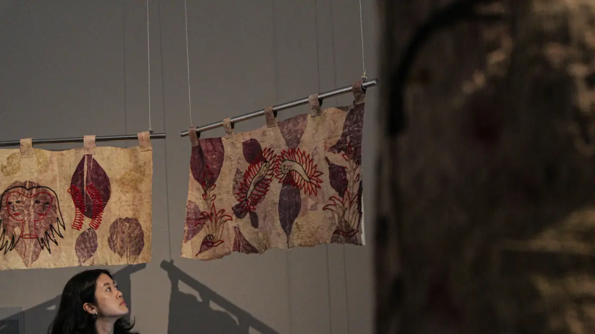 Pengunjung melihat karya Citra Sasmita dan Cinta Bumi Artisan yang berjudul Fibers of Time saat Pameran Indonesian Women Artist #4: On The Map di Galeri Nasional Indonesia, Jakarta, Kamis (16/04/2026). (Hanung Hambara/Jawa Pos)