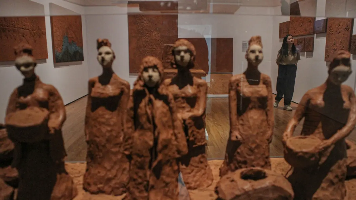 Pengunjung melihat karya Endang Lestari yang berjudul Geopagia Memoria Series saat Pameran Indonesian Women Artist #4: On The Map di Galeri Nasional Indonesia, Jakarta, Kamis (16/04/2026). (Hanung Hambara/Jawa Pos)