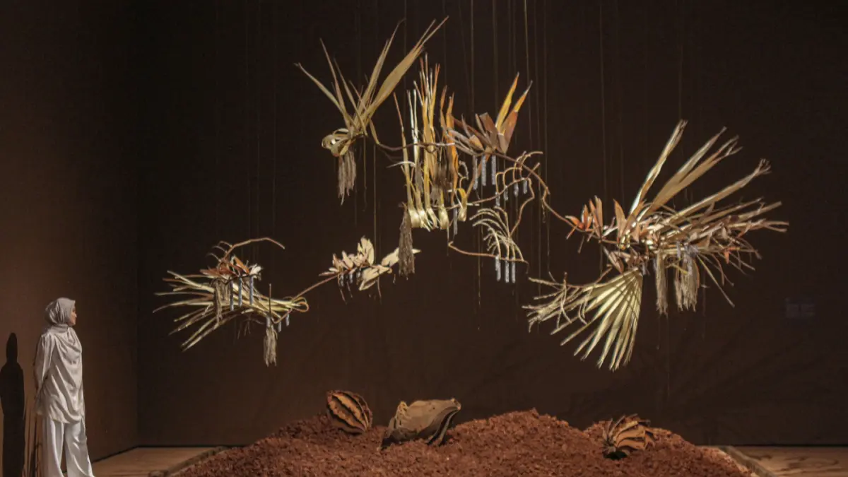 Pengunjung melihat karya Ines Katamso yang berjudul Biji Naga saat Pameran Indonesian Women Artist #4: On The Map di Galeri Nasional Indonesia, Jakarta, Kamis (16/04/2026). (Hanung Hambara/Jawa Pos)