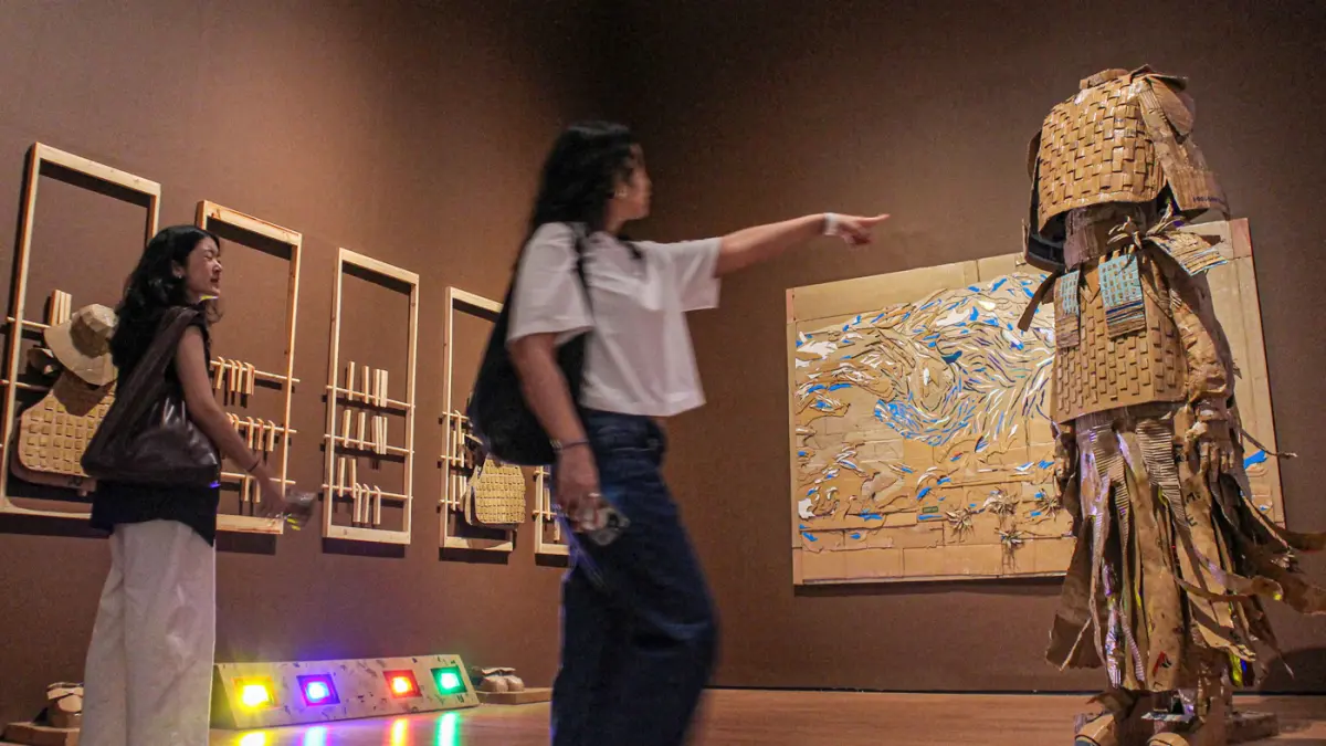 Pengunjung melihat karya KaNa Fuddy Prakoso yang berjudul Zirah Kesadaran saat Pameran Indonesian Women Artist #4: On The Map di Galeri Nasional Indonesia, Jakarta, Kamis (16/04/2026). (Hanung Hambara/Jawa Pos)
