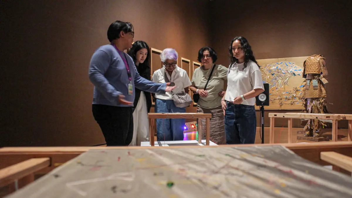 Pengunjung melihat karya Rani Jambak dan Uni Essy yang berjudul Pamedangan saat Pameran Indonesian Women Artist #4: On The Map di Galeri Nasional Indonesia, Jakarta, Kamis (16/04/2026). (Hanung Hambara/Jawa Pos)