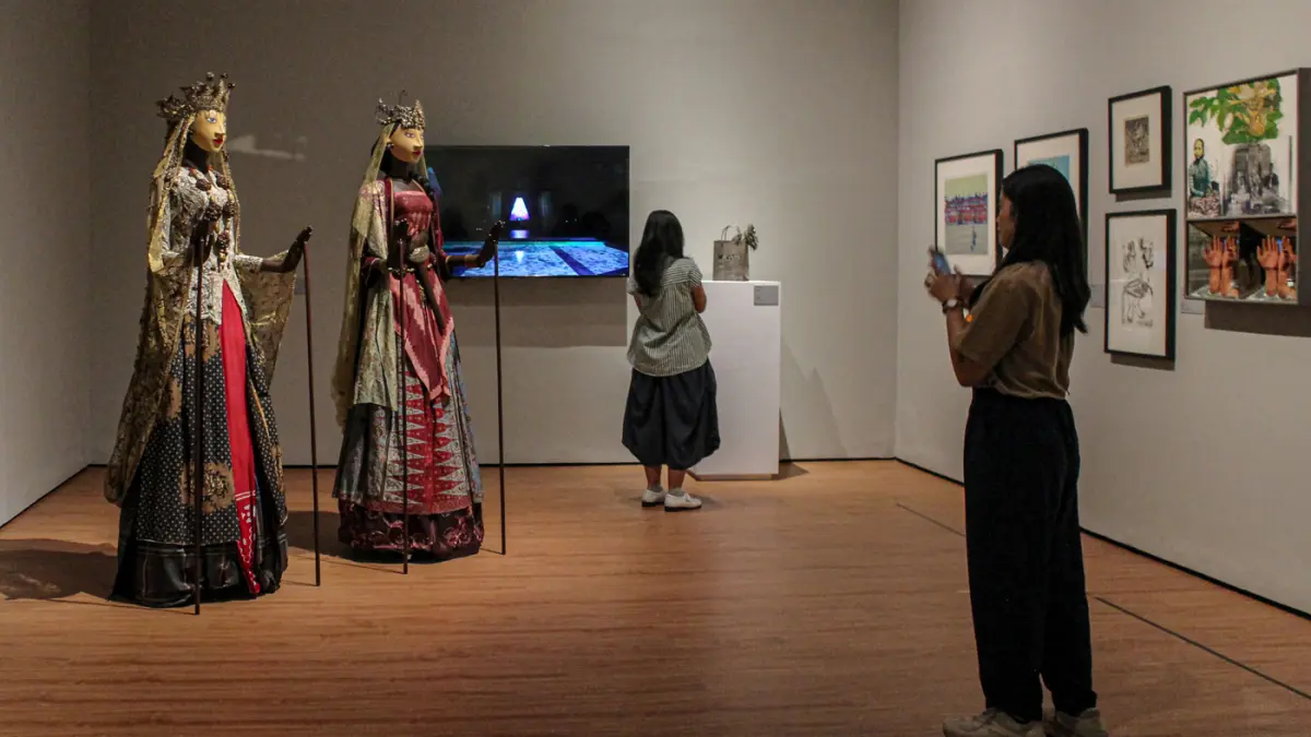 Pengunjung melihat karya Sri Astari Rajiad yang berjudul Rainha Boki Raja dan Ratu Kalinyamat saat Pameran Indonesian Women Artist #4: On The Map di Galeri Nasional Indonesia, Jakarta, Kamis (16/04/2026). (Hanung Hambara/Jawa Pos)