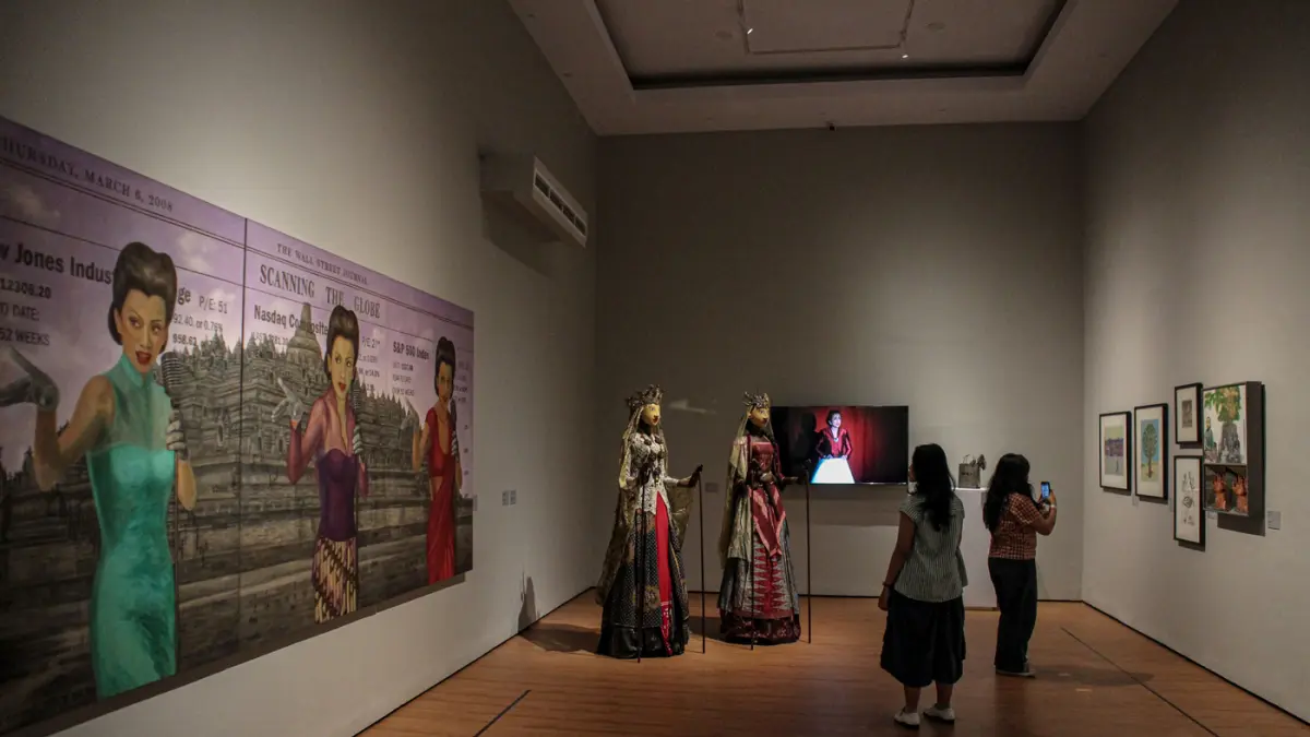 Pengunjung melihat karya Sri Astari Rajiad yang berjudul Rainha Boki Raja dan Ratu Kalinyamat saat Pameran Indonesian Women Artist #4: On The Map di Galeri Nasional Indonesia, Jakarta, Kamis (16/04/2026). (Hanung Hambara/Jawa Pos)