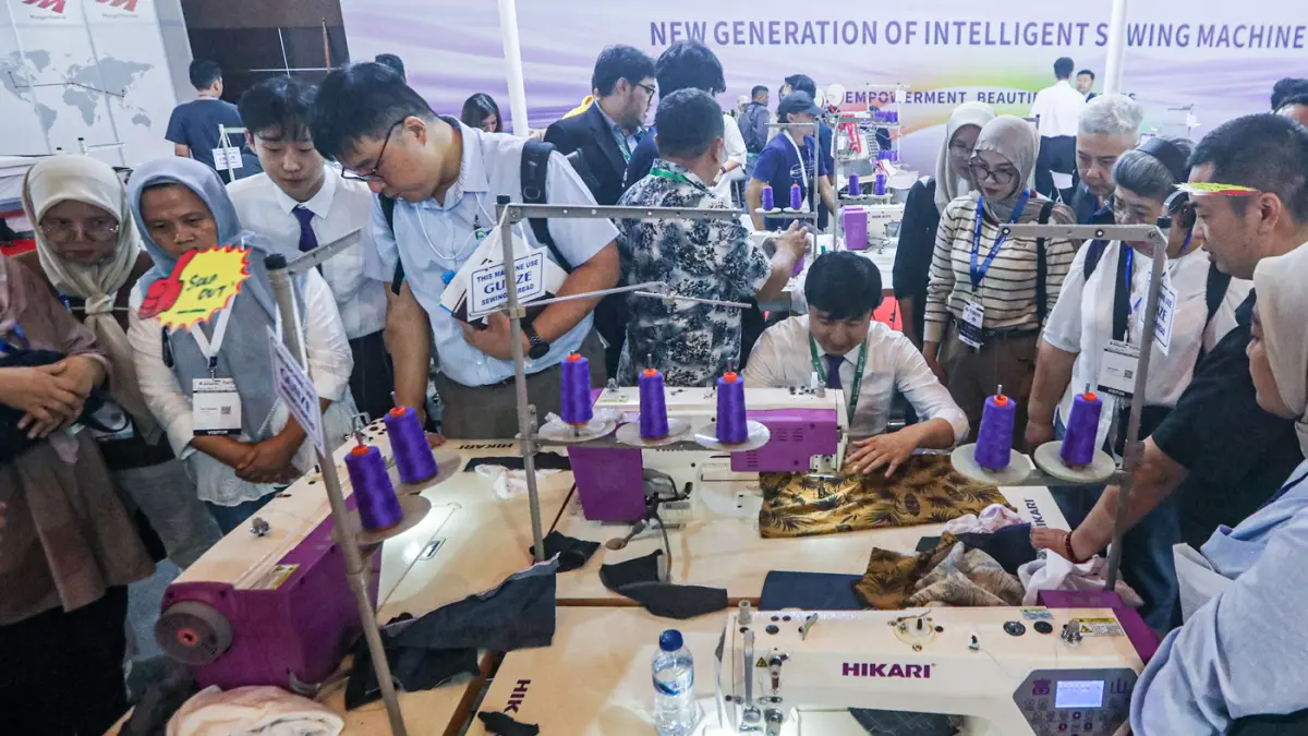 Pengunjung melihat mesin jahit berteknologi AI di stand Hikari pada pameran Indo Intertex & Inatex 2026 di JIExpo Kemayoran, Jakarta, Kamis (16/4/2026). (Salman Toyibi/Jawa Pos)