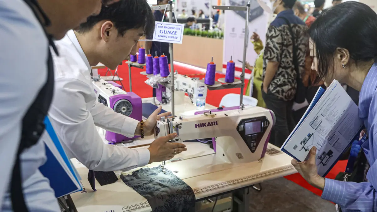 Pengunjung melihat mesin jahit berteknologi AI di stand Hikari pada pameran Indo Intertex & Inatex 2026 di JIExpo Kemayoran, Jakarta, Kamis (16/4/2026). (Salman Toyibi/Jawa Pos)
