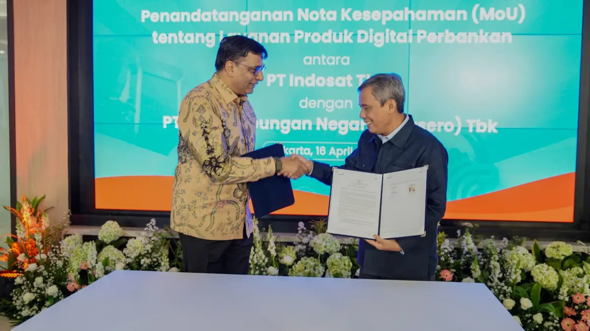 President Director & CEO Indosat Ooredoo Hutchison Vikram Sinha (kiri) dan Direktur Utama BTN Nixon L.P. Napitupulu (kanan) saat penandatanganan Nota Kesepahaman untuk menjajaki kolaborasi layanan keuangan digital di Jakarta, Kamis (16/4/2026).