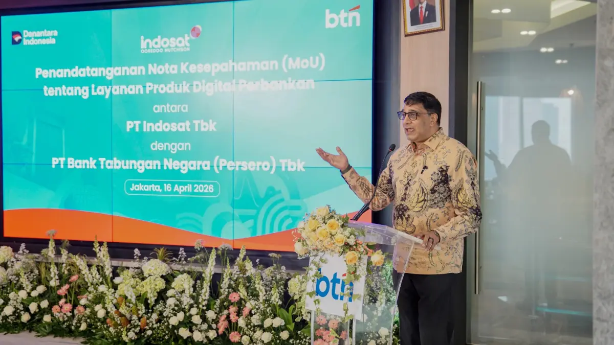 President Director & CEO Indosat Ooredoo Hutchison Vikram Sinha (kiri) dan Direktur Utama BTN Nixon L.P. Napitupulu (kanan) saat penandatanganan Nota Kesepahaman untuk menjajaki kolaborasi layanan keuangan digital di Jakarta, Kamis (16/4/2026).