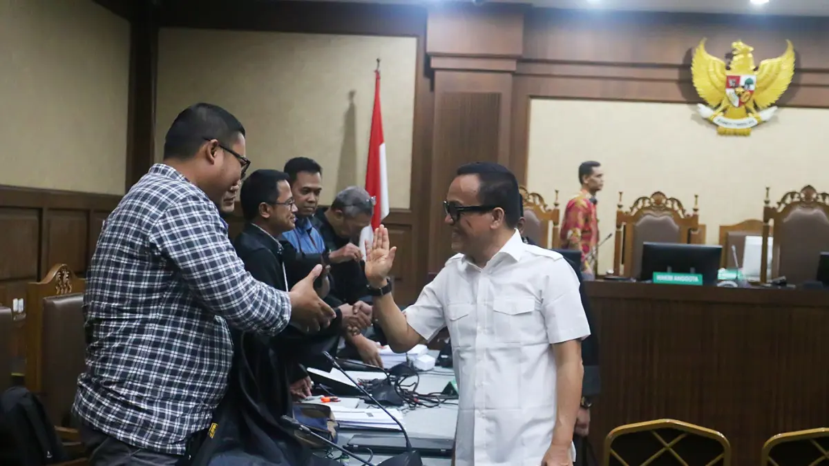 Terdakwa kasus dugaan pemerasan dalam pengurusan sertifikat K3 di Kementerian Ketenagakerjaan Immanuel Ebenezer alias Noel berbincang dengan jaksa penuntut umum usai menjalani sidang lanjutan di Pengadilan Tipikor, Jakarta, Kamis (16/4/2026). (Dery Ridwan