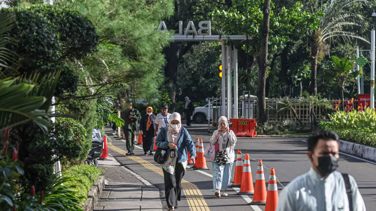 Sejumlah Aparatur Sipil Negara (ASN) berangkat menuju Balaikota Jakarta, Jumat (10/04/2026). (Hanung Hambara/Jawa Pos)