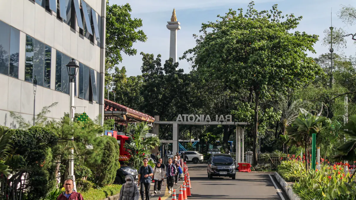 Sejumlah Aparatur Sipil Negara (ASN) berangkat menuju Balaikota Jakarta, Jumat (10/04/2026). (Hanung Hambara/Jawa Pos)