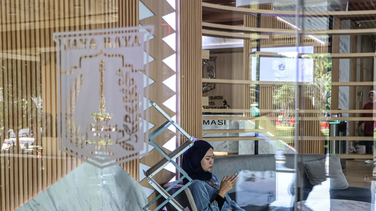 Sejumlah Aparatur Sipil Negara (ASN) berangkat menuju Balaikota Jakarta, Jumat (10/04/2026). (Hanung Hambara/Jawa Pos)