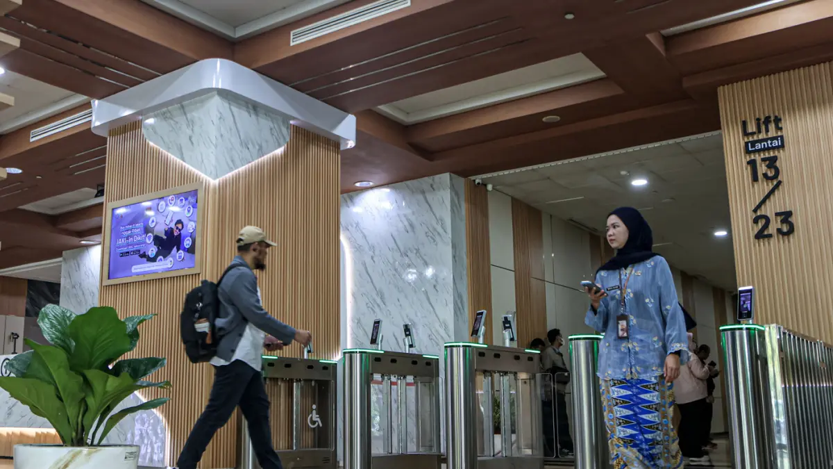 Sejumlah Aparatur Sipil Negara (ASN) berangkat menuju Balaikota Jakarta, Jumat (10/04/2026). (Hanung Hambara/Jawa Pos)