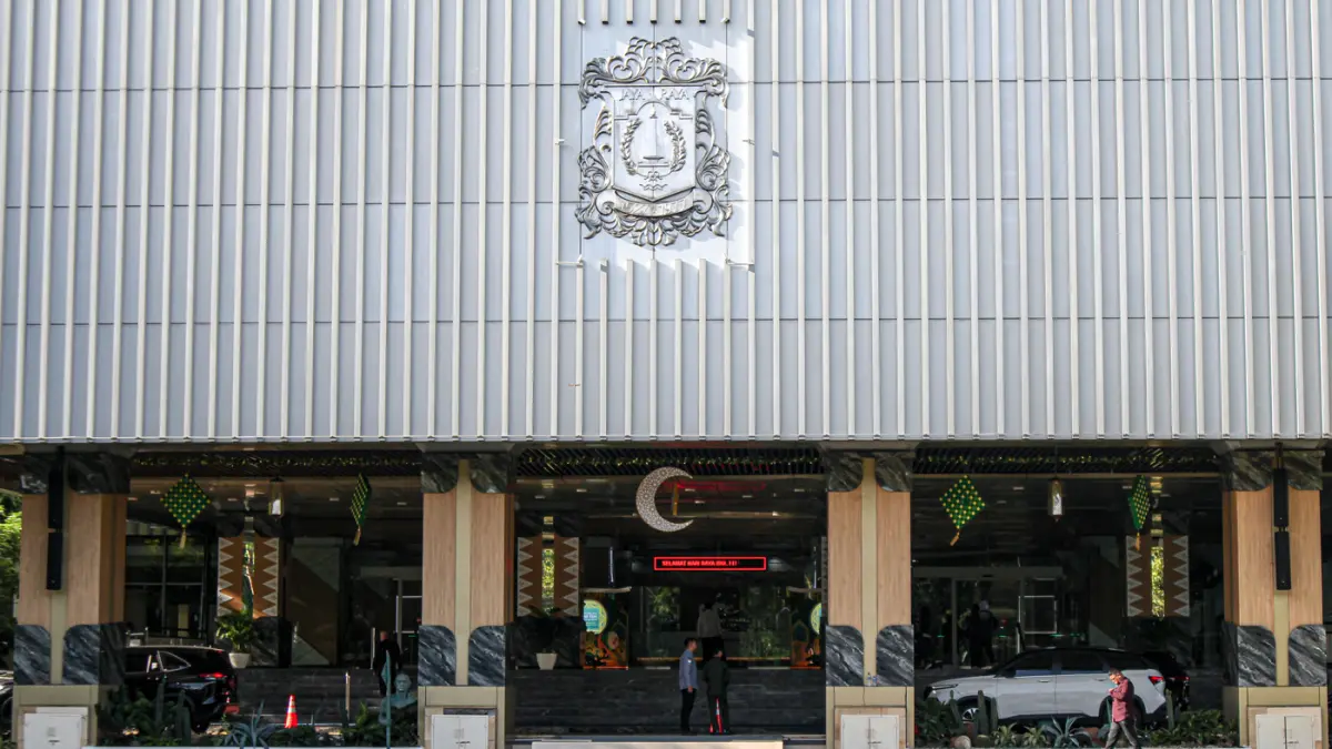 Sejumlah Aparatur Sipil Negara (ASN) berangkat menuju Balaikota Jakarta, Jumat (10/04/2026). (Hanung Hambara/Jawa Pos)