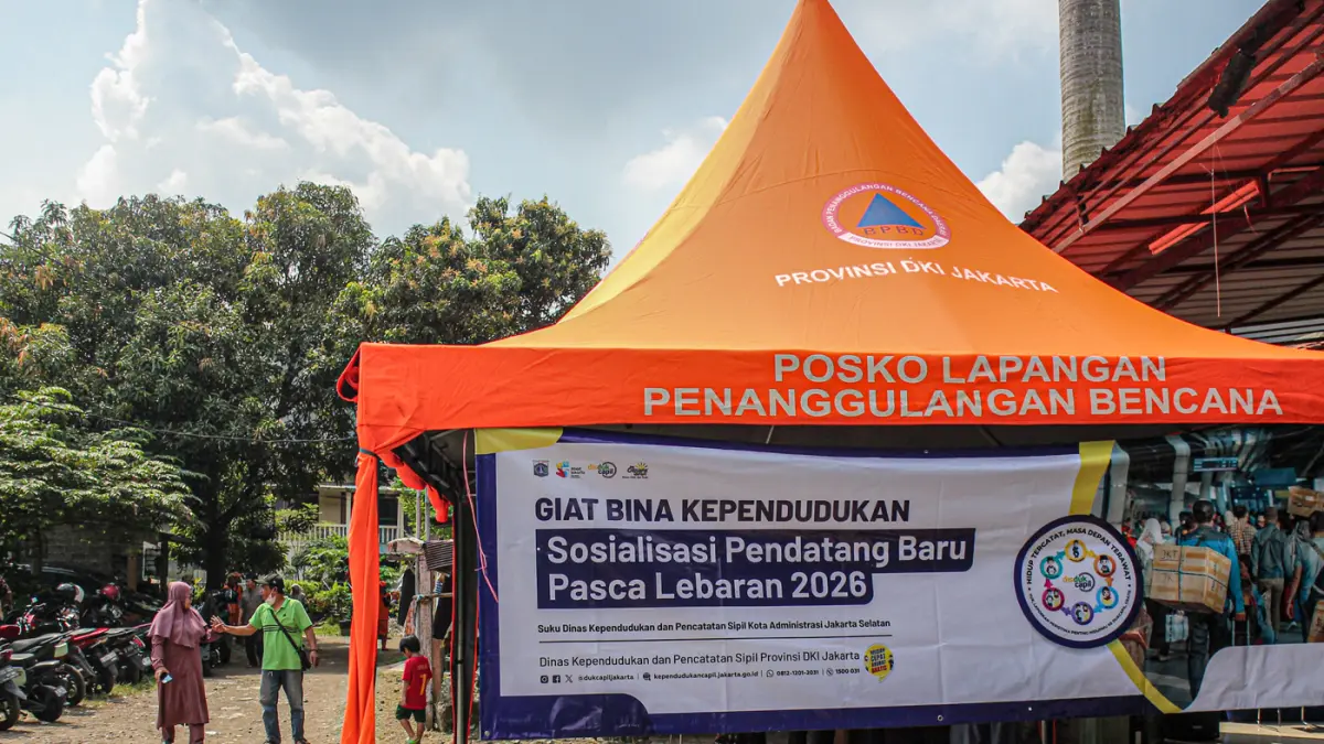 Sejumlah warga melakukan perekaman Kependudukan dalam program Giat Bina Kependudukan oleh Sudin Kependudukan dan Catatan Sipil Jakarta Selatan di Kramat Pela, Kebayoran Lama, Jakarta, Kamis (16/04/2026). (Hanung Hambara/Jawa Pos)