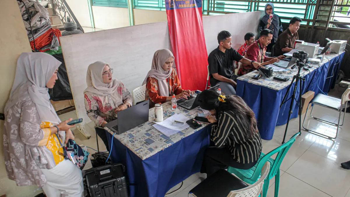 Sejumlah warga melakukan perekaman Kependudukan dalam program Giat Bina Kependudukan oleh Sudin Kependudukan dan Catatan Sipil Jakarta Selatan di Kramat Pela, Kebayoran Lama, Jakarta, Kamis (16/04/2026). (Hanung Hambara/Jawa Pos)
