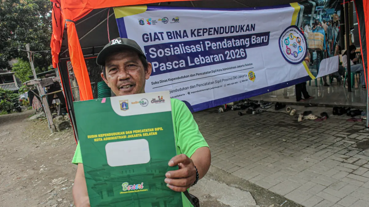 Sejumlah warga melakukan perekaman Kependudukan dalam program Giat Bina Kependudukan oleh Sudin Kependudukan dan Catatan Sipil Jakarta Selatan di Kramat Pela, Kebayoran Lama, Jakarta, Kamis (16/04/2026). (Hanung Hambara/Jawa Pos)