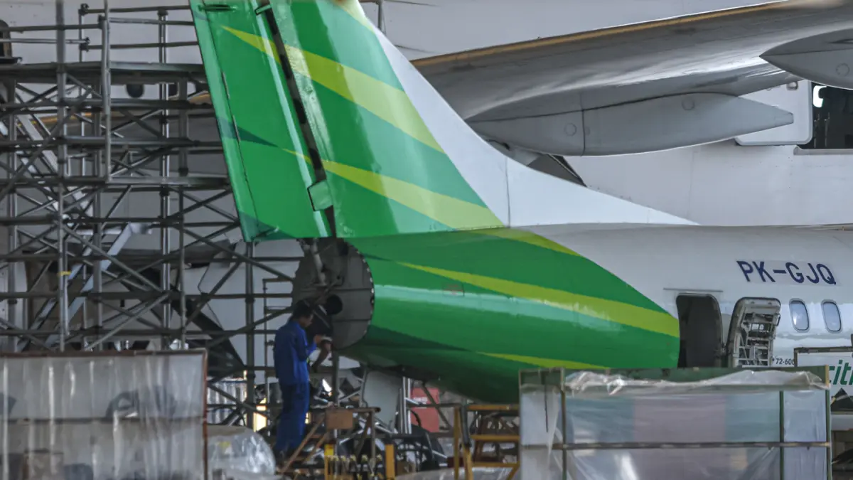 Teknisi memperbaiki mesin jet pesawat di GMF AeroAsia, Bandara Soekarno-Hatta, Tangerang, Rabu (15/04/2026). (Hanung Hambara/Jawa Pos)