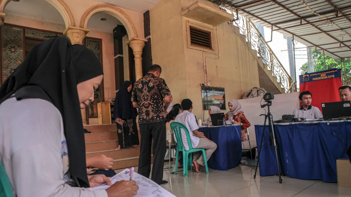 Warga antre melakukan perekaman Kependudukan dalam program Giat Bina Kependudukan oleh Sudin Kependudukan dan Catatan Sipil Jakarta Selatan di Kramat Pela, Kebayoran Lama, Jakarta, Kamis (16/04/2026). (Hanung Hambara/Jawa Pos)