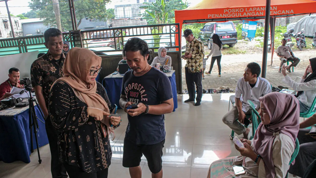 Warga antre melakukan perekaman Kependudukan dalam program Giat Bina Kependudukan oleh Sudin Kependudukan dan Catatan Sipil Jakarta Selatan di Kramat Pela, Kebayoran Lama, Jakarta, Kamis (16/04/2026). (Hanung Hambara/Jawa Pos)