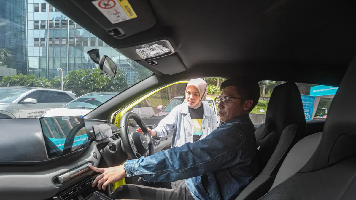 Pekerja melayani calon pembeli mobil pada pameran mobil BSI OTO di BSI The Tower, Jakarta, Jumat (17/6/2026). (Salman Toyibi/Jawa Pos)