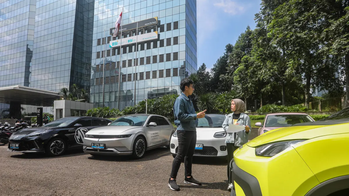 Pekerja melayani calon pembeli mobil pada pameran mobil BSI OTO di BSI The Tower, Jakarta, Jumat (17/6/2026). (Salman Toyibi/Jawa Pos)