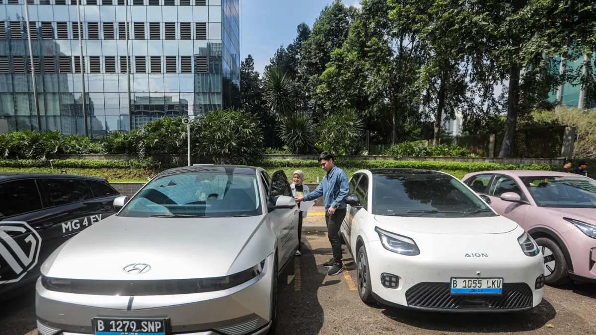 Pekerja melayani calon pembeli mobil pada pameran mobil BSI OTO di BSI The Tower, Jakarta, Jumat (17/6/2026). (Salman Toyibi/Jawa Pos)