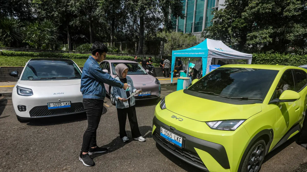 Pekerja melayani calon pembeli mobil pada pameran mobil BSI OTO di BSI The Tower, Jakarta, Jumat (17/6/2026). (Salman Toyibi/Jawa Pos)
