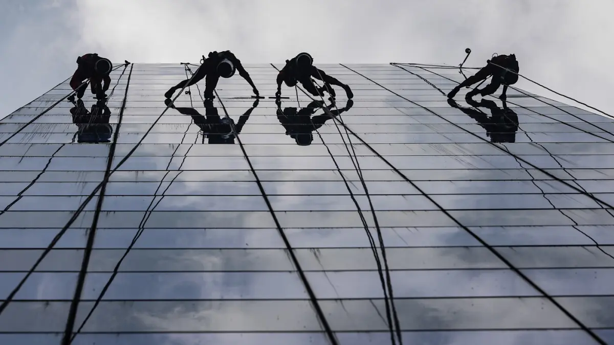 Pekerja membersihkan kaca di salah satu gedung bertingkat di Jakarta, Jumat (17/4/2026). (Salman Toyibi/Jawa Pos)
